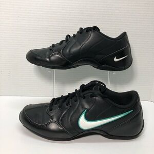 Nike black tennis court shoes